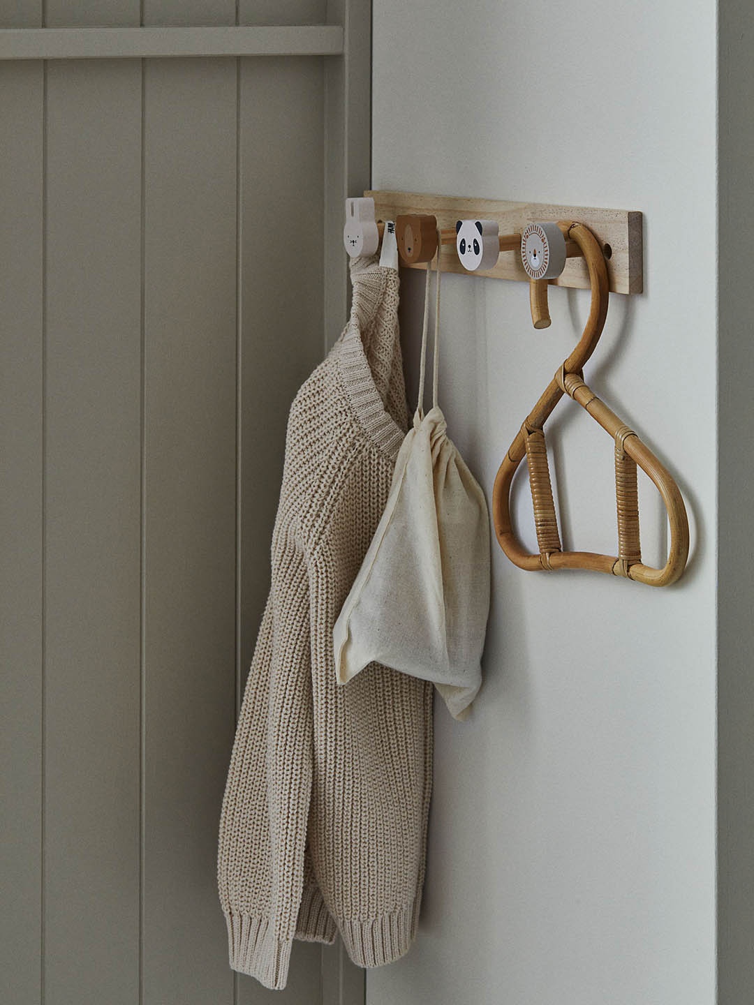 

H&M Girls Beige Wooden Hanging Rack