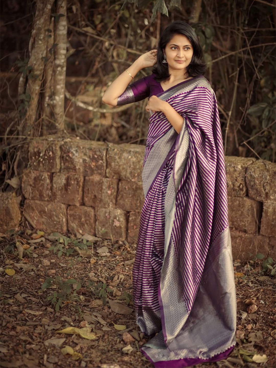 

Jinax Ethnic Motif Woven Design Zari Pure Silk Banarasi Saree, Burgundy