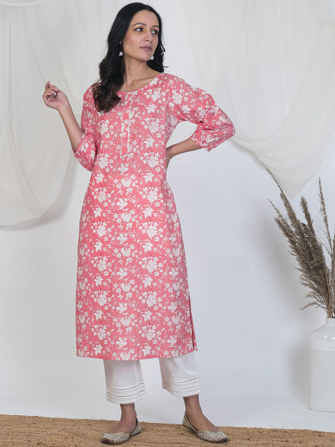 

AKISO Floral Printed Gotta Patti Kurta, Pink