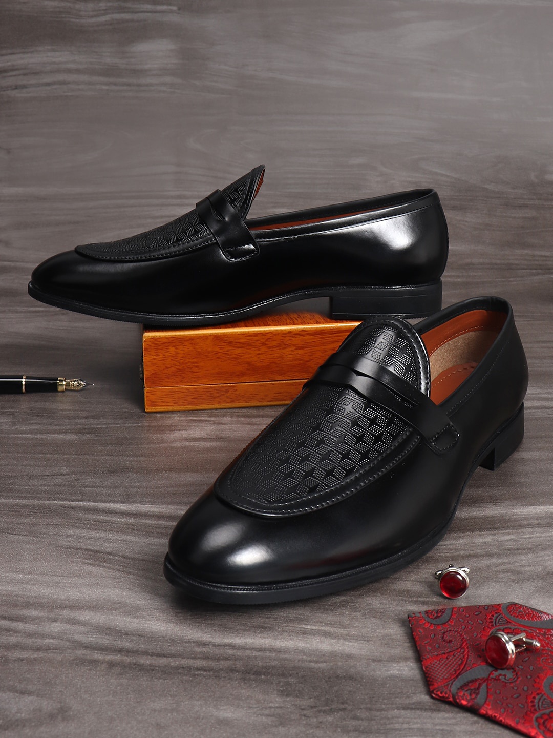 

MUTAQINOTI Men Textured Formal Loafers, Black