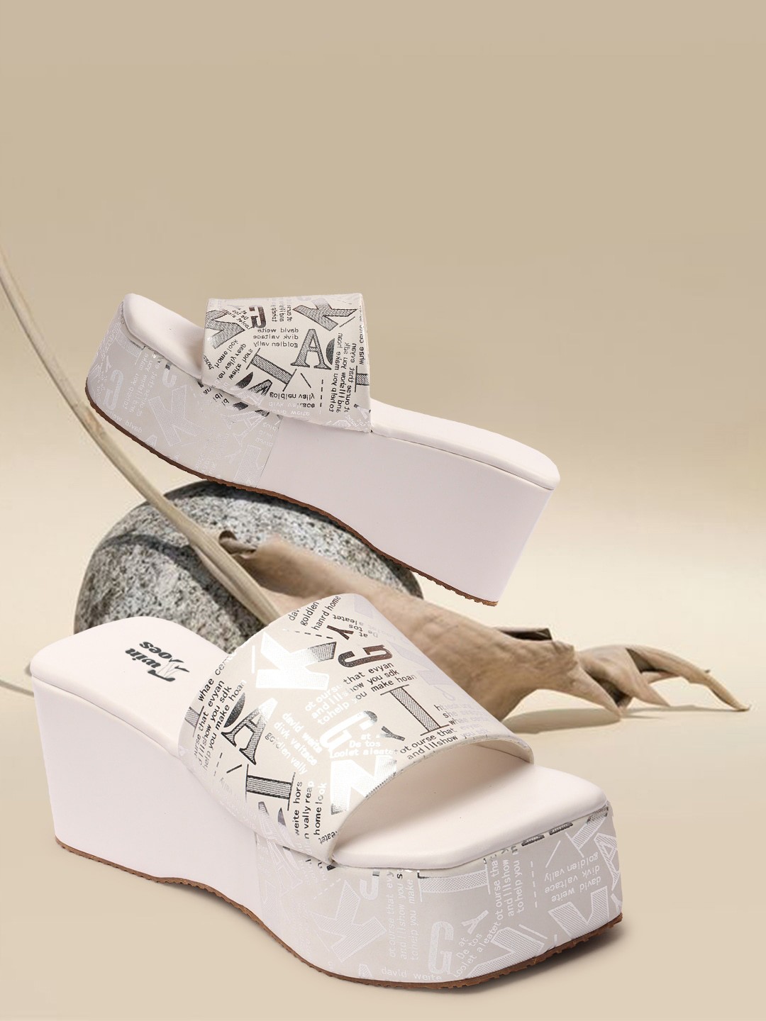 

TWIN TOES Typography Printed Flatform Heels Has Open Toe, White