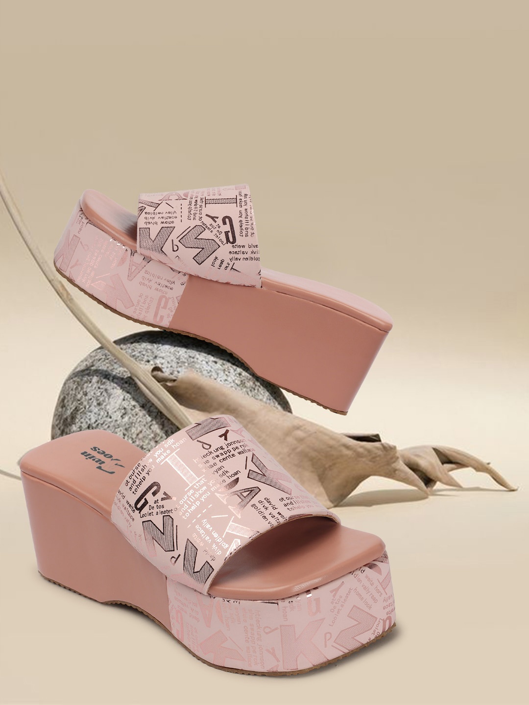 

TWIN TOES Typography Printed Flatform Heels Has Open Toe, Pink