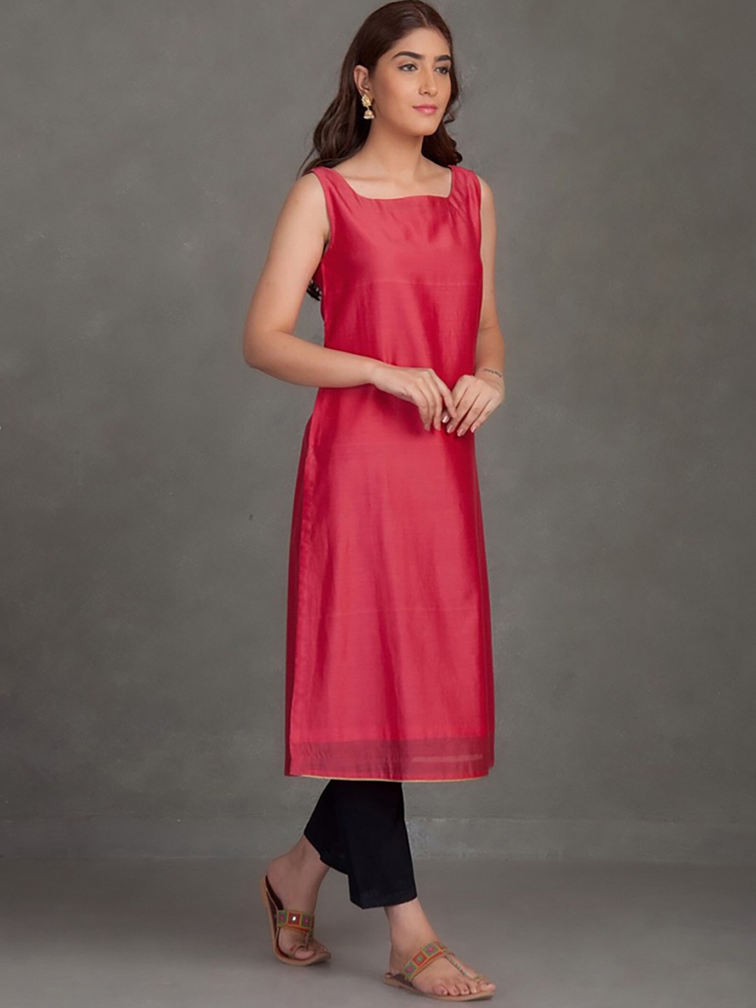 

SMRITI GUPTA Square Neck Chanderi Silk Straight Kurta, Red
