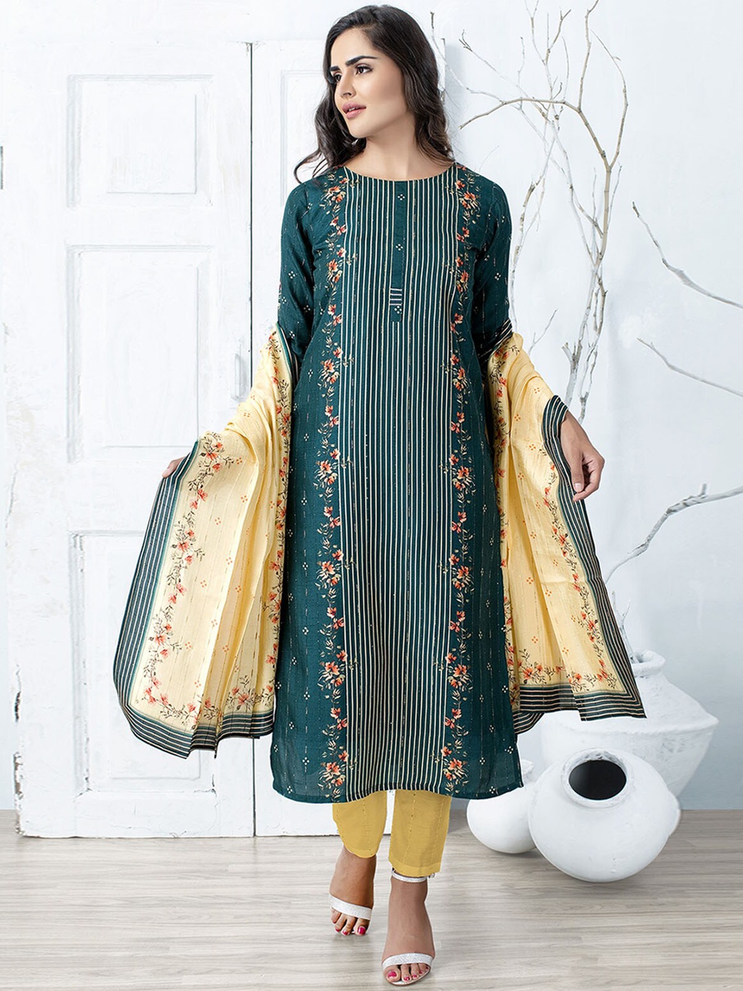 

ODETTE Floral Printed Boat Neck Straight Kurta with Trousers & With Dupatta, Teal