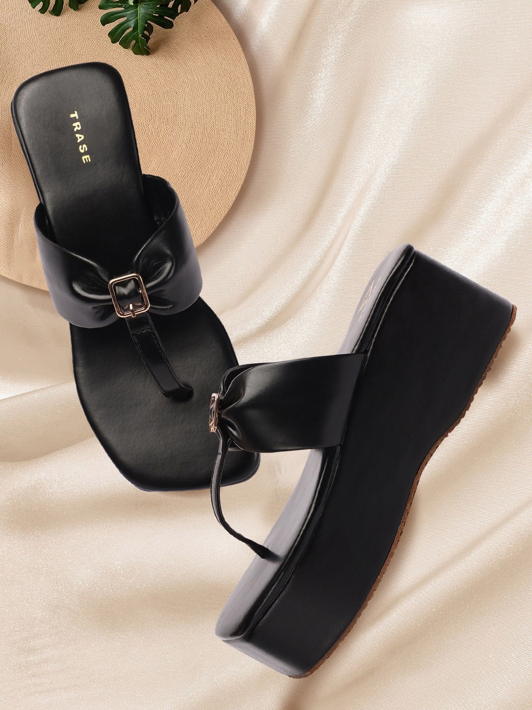 

TRASE Flatform Heels With Buckles, Black