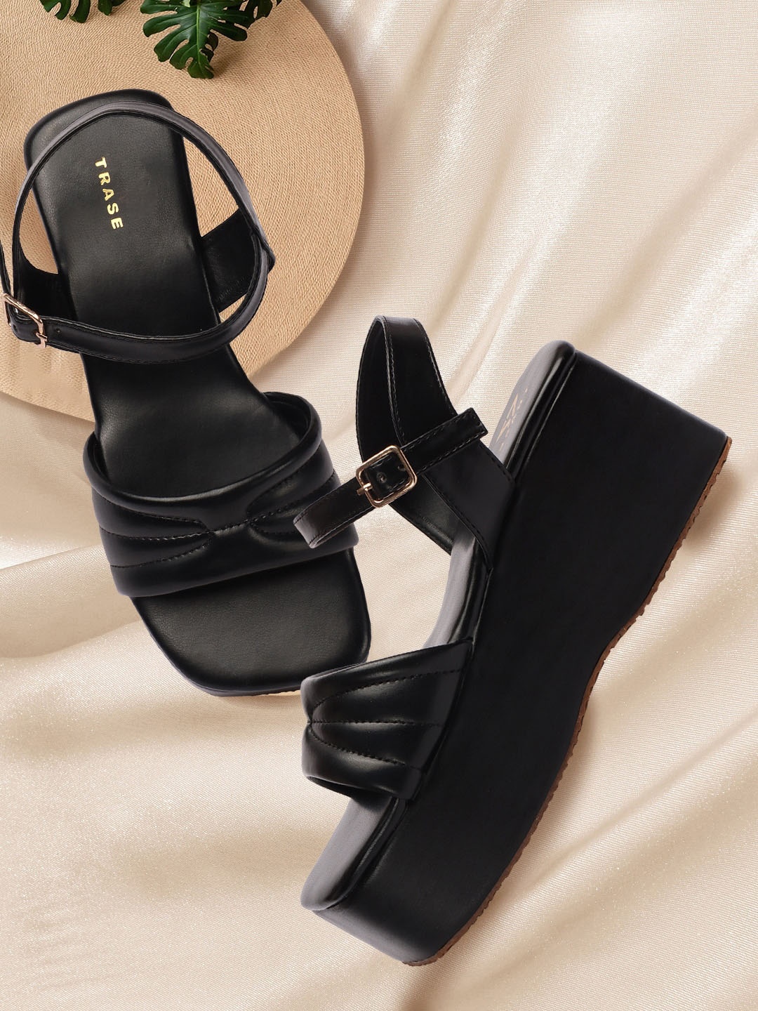 

TRASE Flatform Heels With Buckles, Black