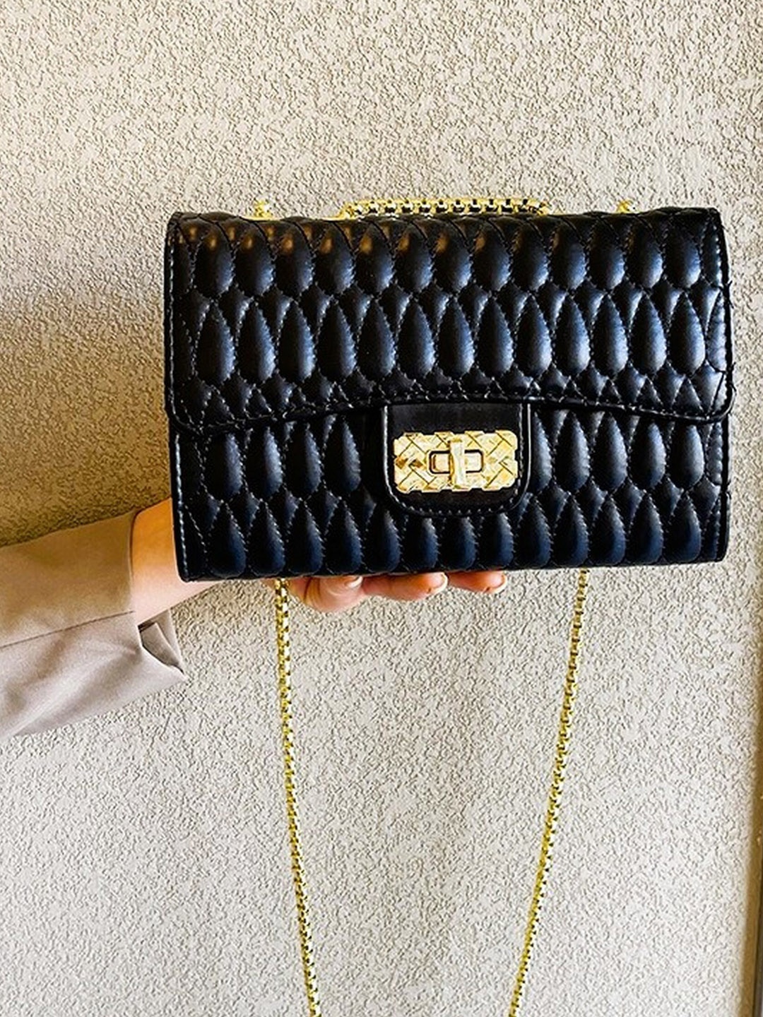 

Diva Dale Black Textured PU Bucket Handheld Bag with Quilted