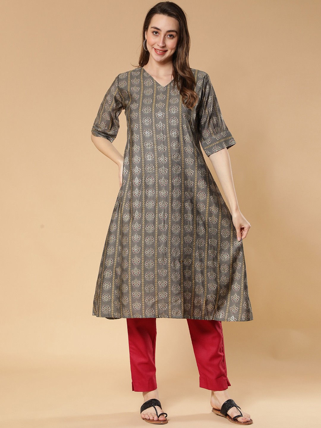 

Fabclub Ethnic Motifs Printed V-Neck A-Line Kurta with Trousers, Grey