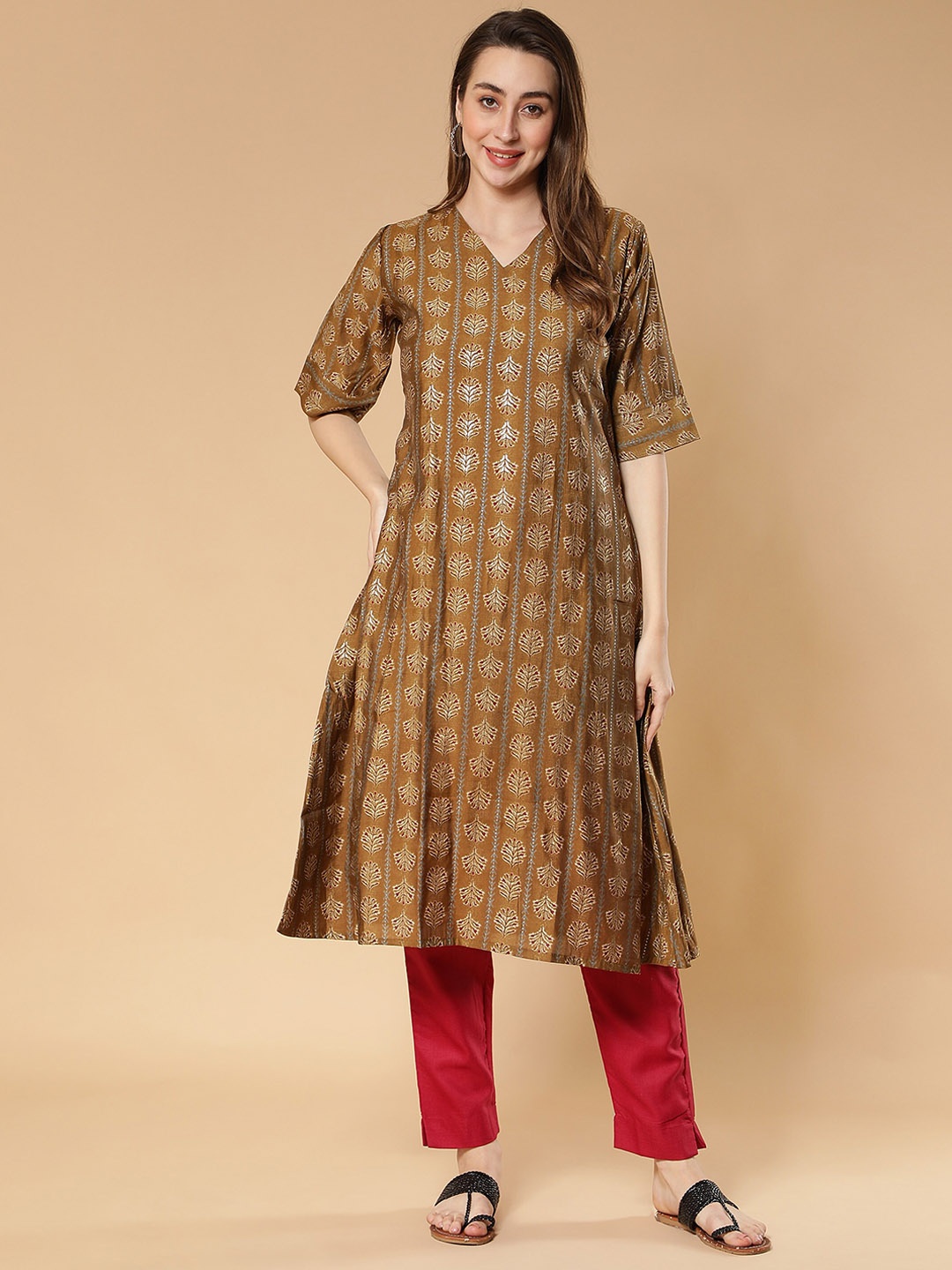 

Fabclub Ethnic Motifs Printed V-Neck A-Line Kurta with Trousers, Red