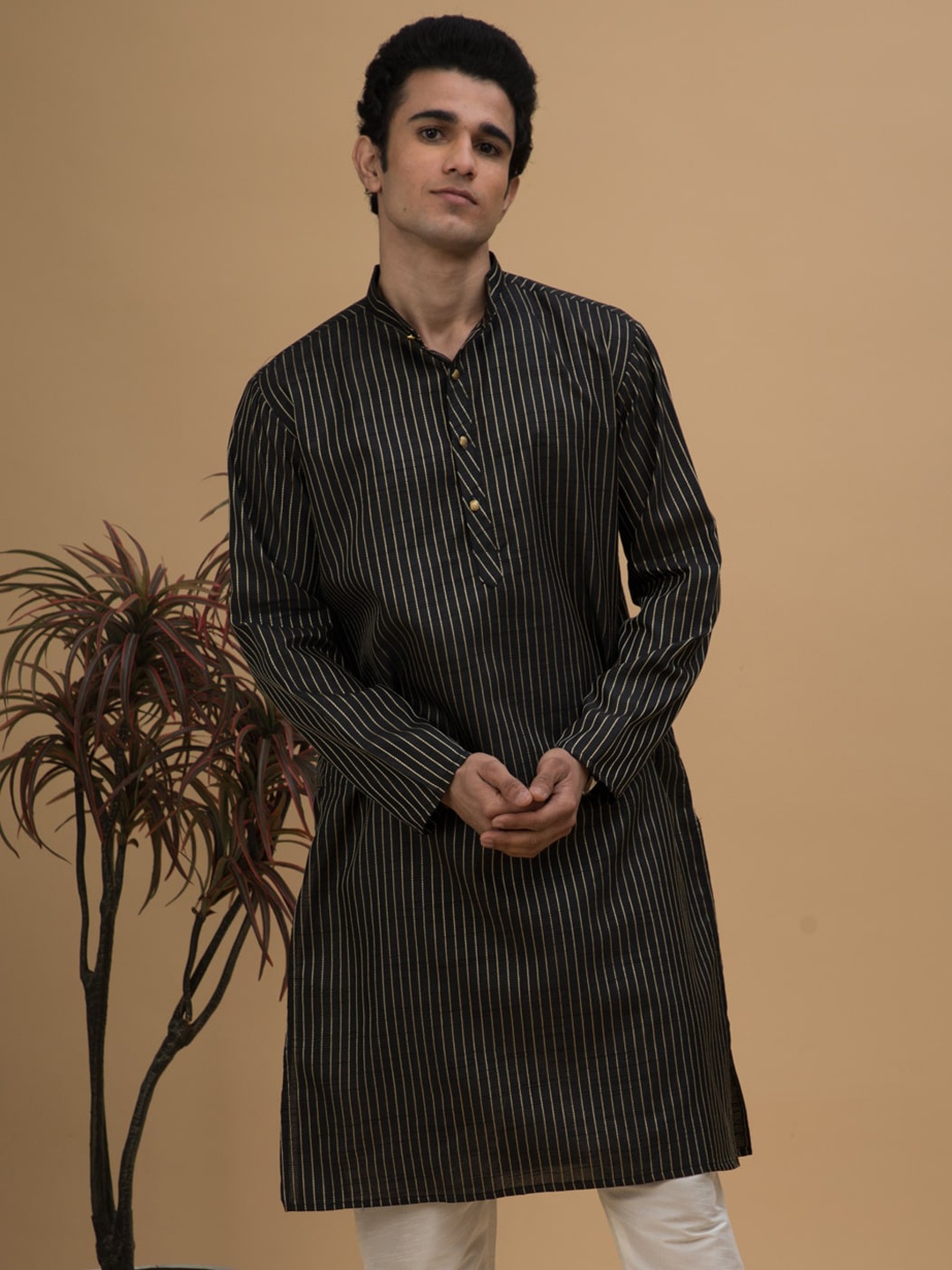

NEUDIS Men Striped Long Sleeves Kurta, Black