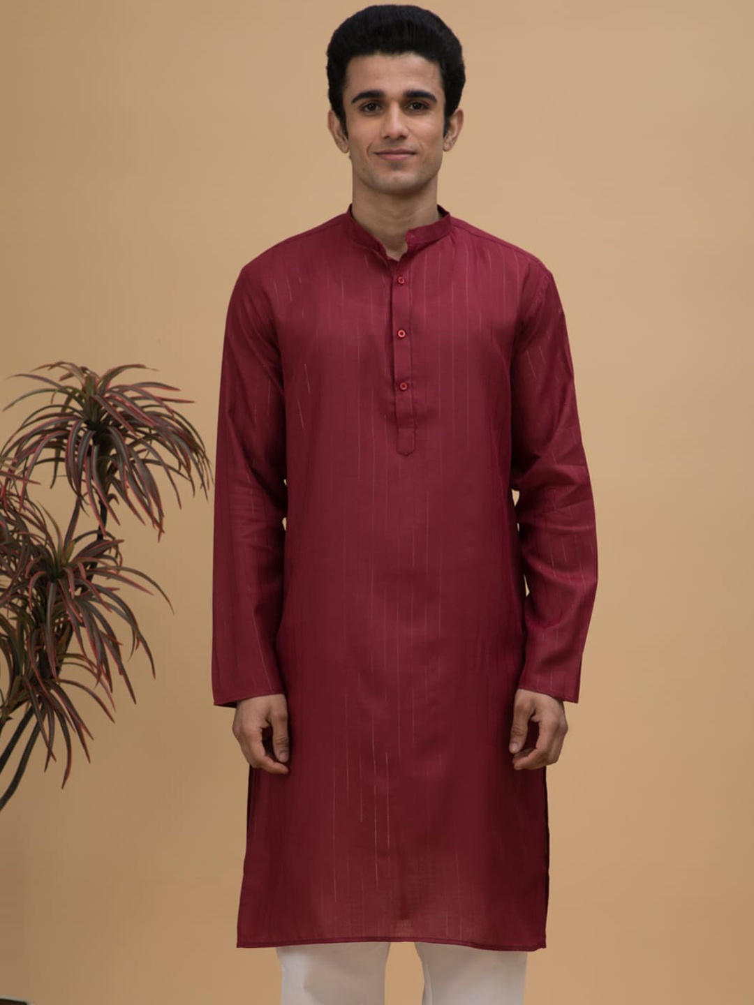 

NEUDIS Men Striped Long Sleeves Kurta, Maroon