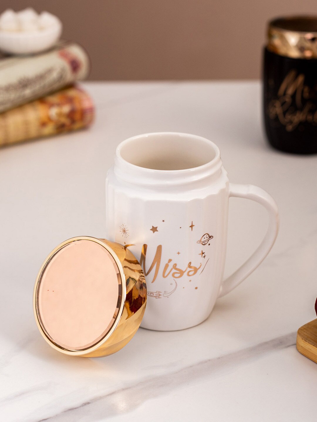 

THEDECORKART Miss White & Gold-Toned 2 Pcs Printed Ceramic Mug with Lid 100 ml