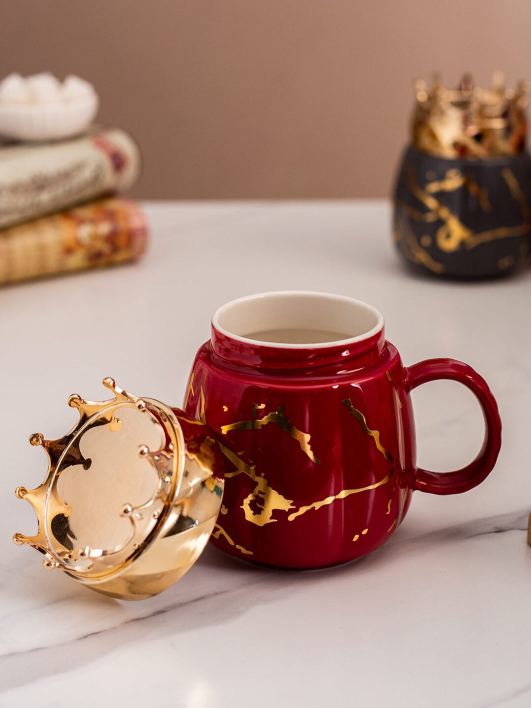 

THEDECORKART Crown Red & Gold-Toned 2 Pcs Printed Ceramic Glossy Mug with Lid 100 ml