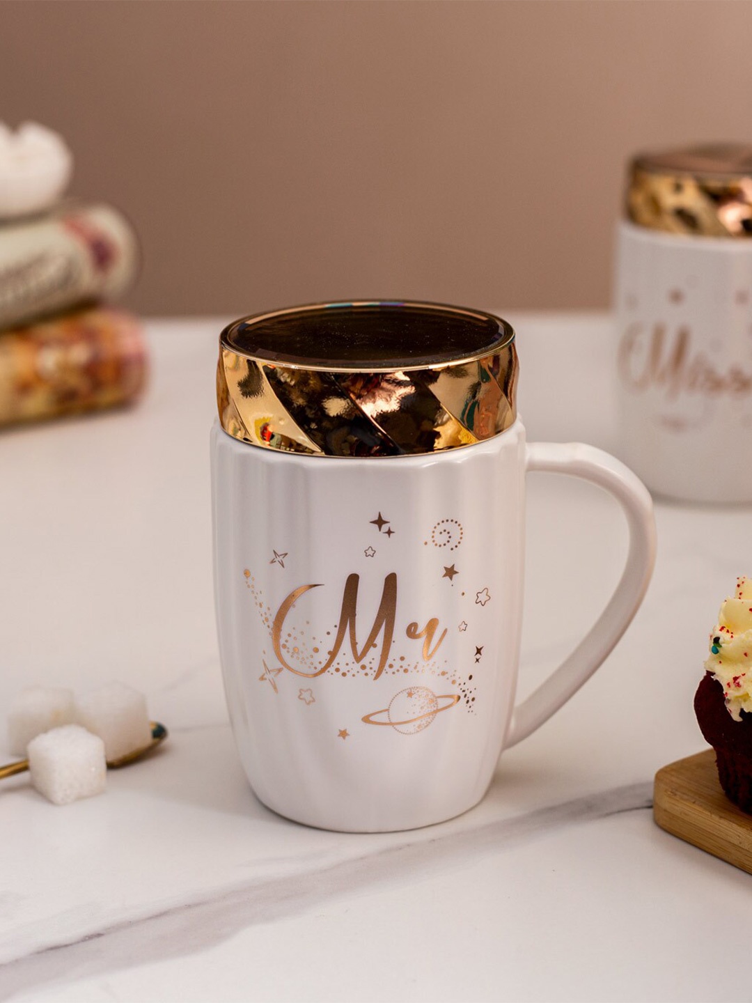 

THEDECORKART Mr White & Gold-Toned 2 Pcs Printed Ceramic Glossy Mug with Lid 100 ml