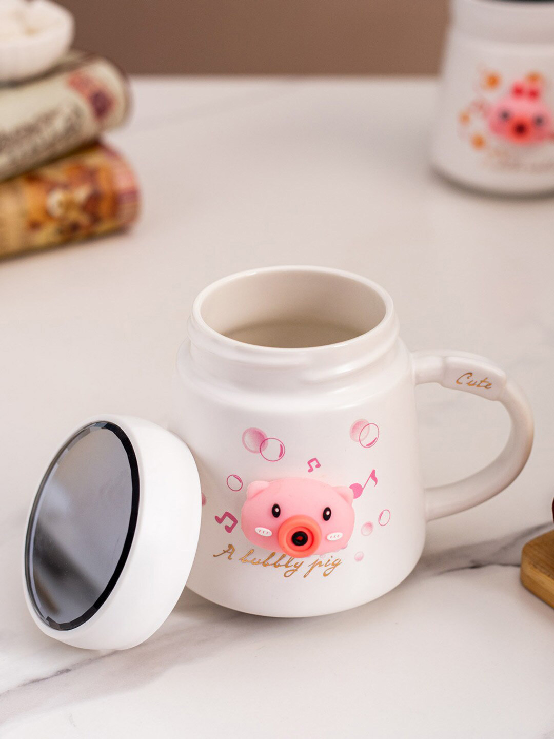 

THEDECORKART A Bubbly Pig White & Pink 2 Pcs Textured Ceramic Glossy Mug with Lid 100 ml