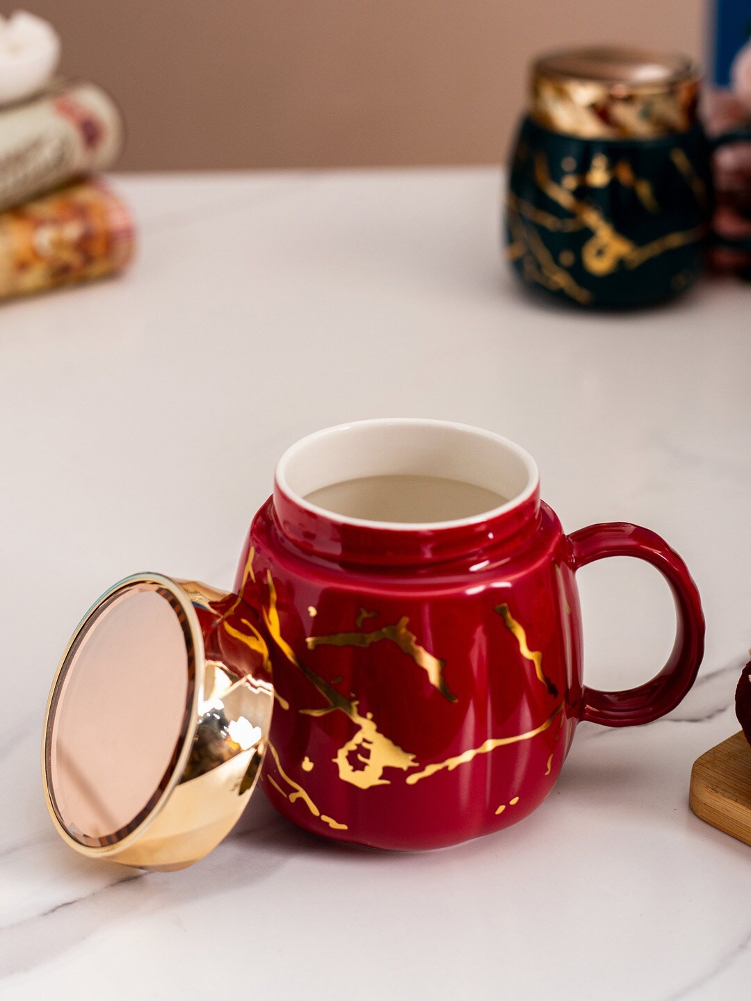 

THEDECORKART Parquet Red & Gold-Toned 2 Pcs Printed Ceramic Mug with Lid 100 ml
