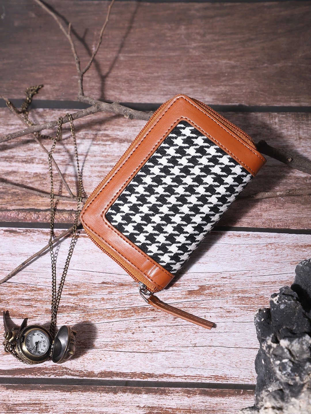 

Berrylush Women Brown & White Geometric Printed Zip Detail Zip Around Wallet