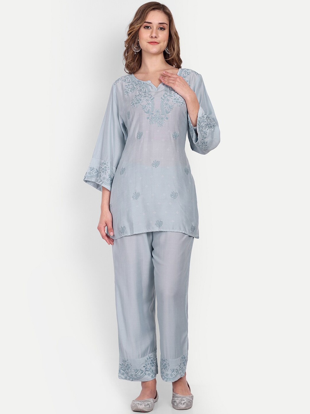 

NH KAPDEWALA Women Ethnic Motifs Embroidered Kurti with Trousers, Blue