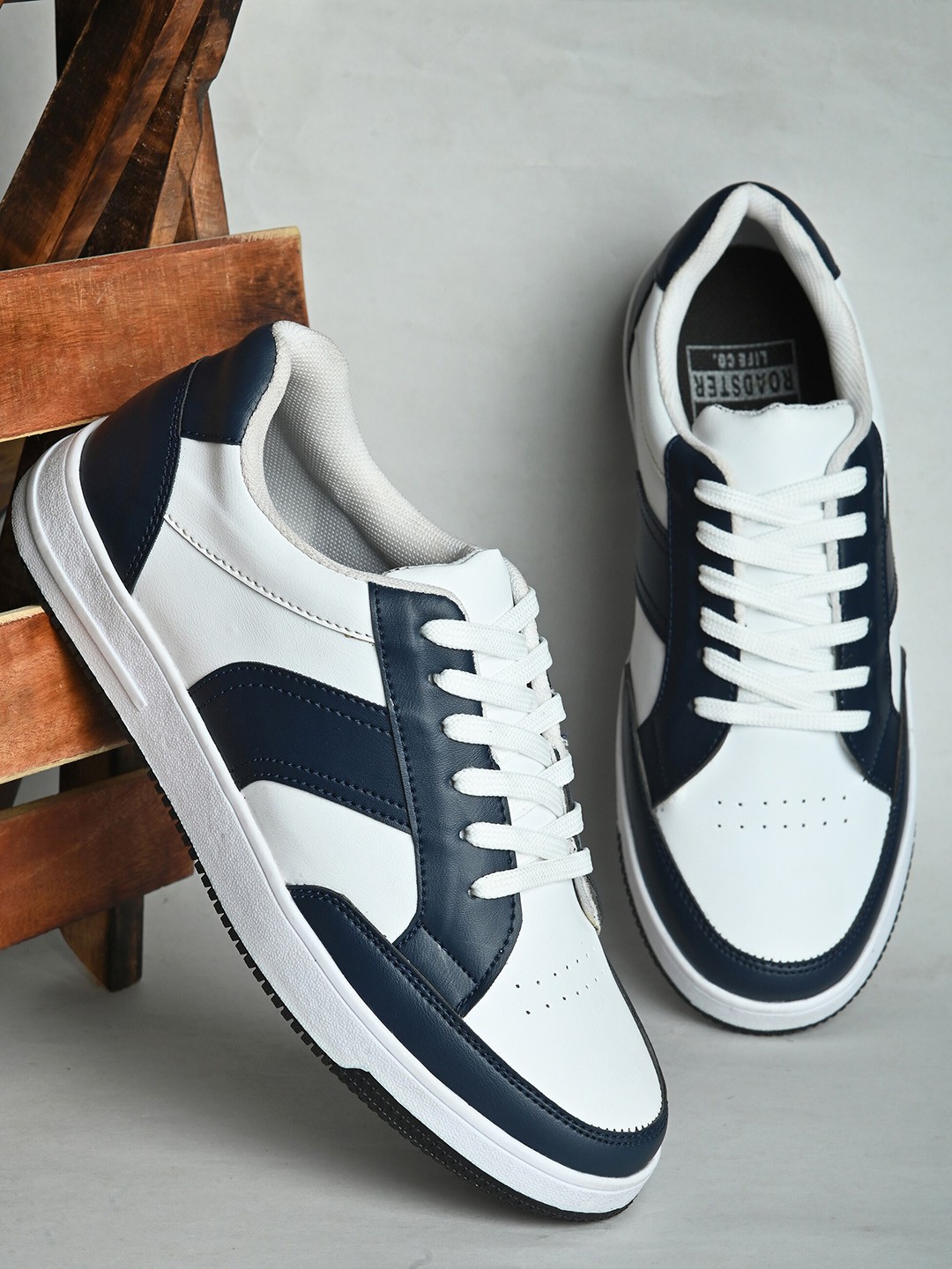 

Roadster Men Color-Blocked Casual Skate Shoes, White