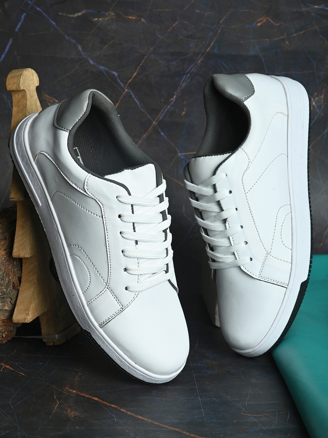 

Roadster Men Padded Insole Basics Sneakers, White
