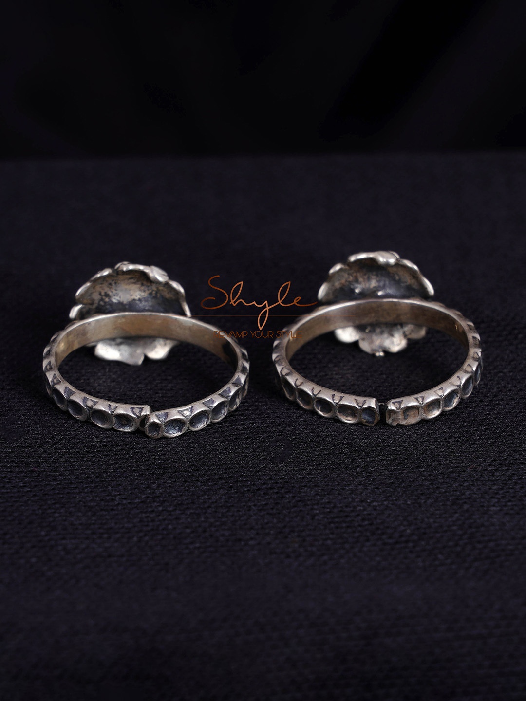

Shyle 92.5 Sterling Silver Embossed Flower Adjustable Toe Ring