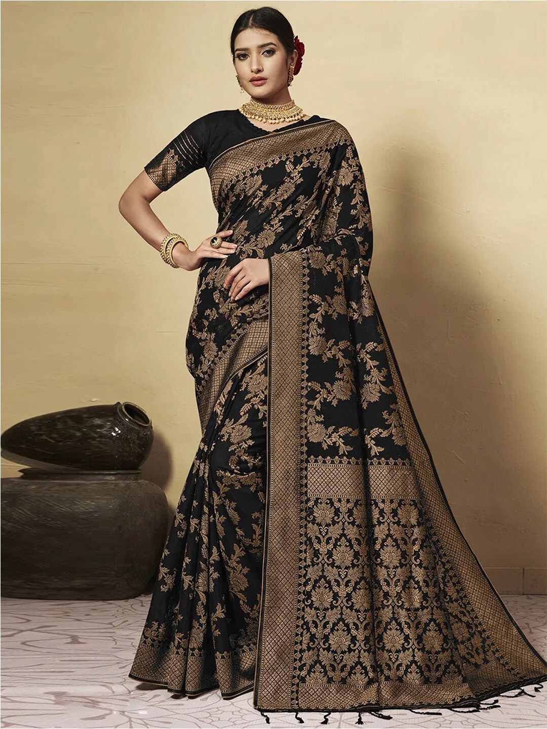 

Satrani Floral Woven Zari Banarasi Saree With Tassle, Black