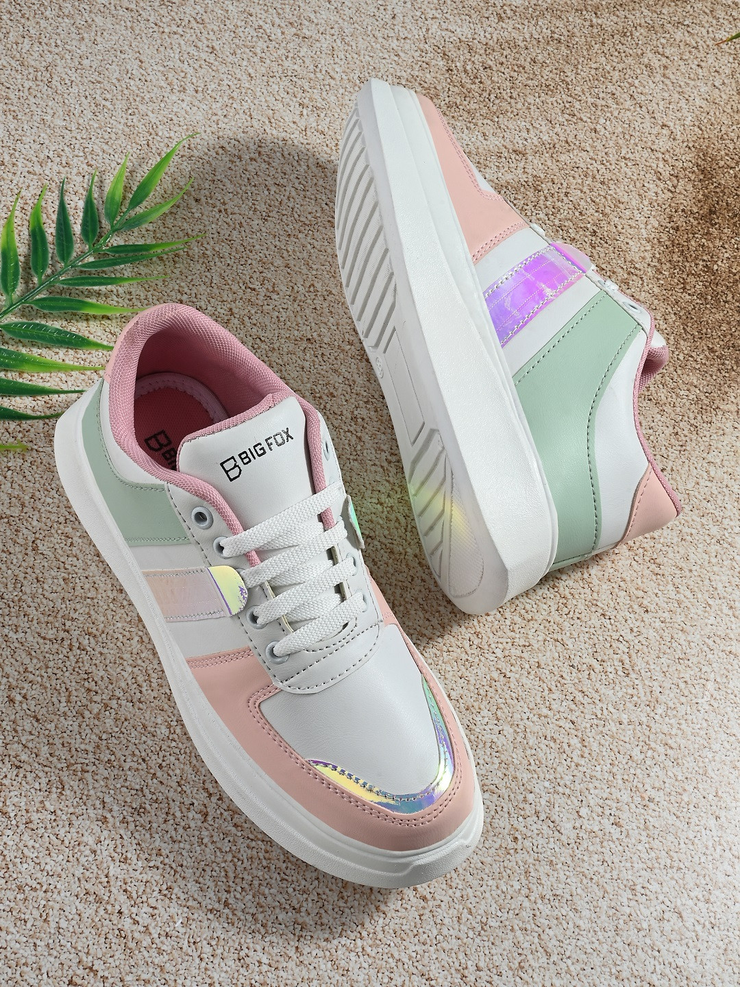 

Big Fox Women Colourblocked Lightweight Lace-Up Sneakers, White