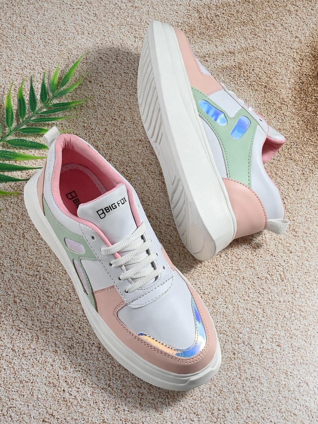 

Big Fox Women Colourblocked Lightweight Lace-Up Sneakers, White