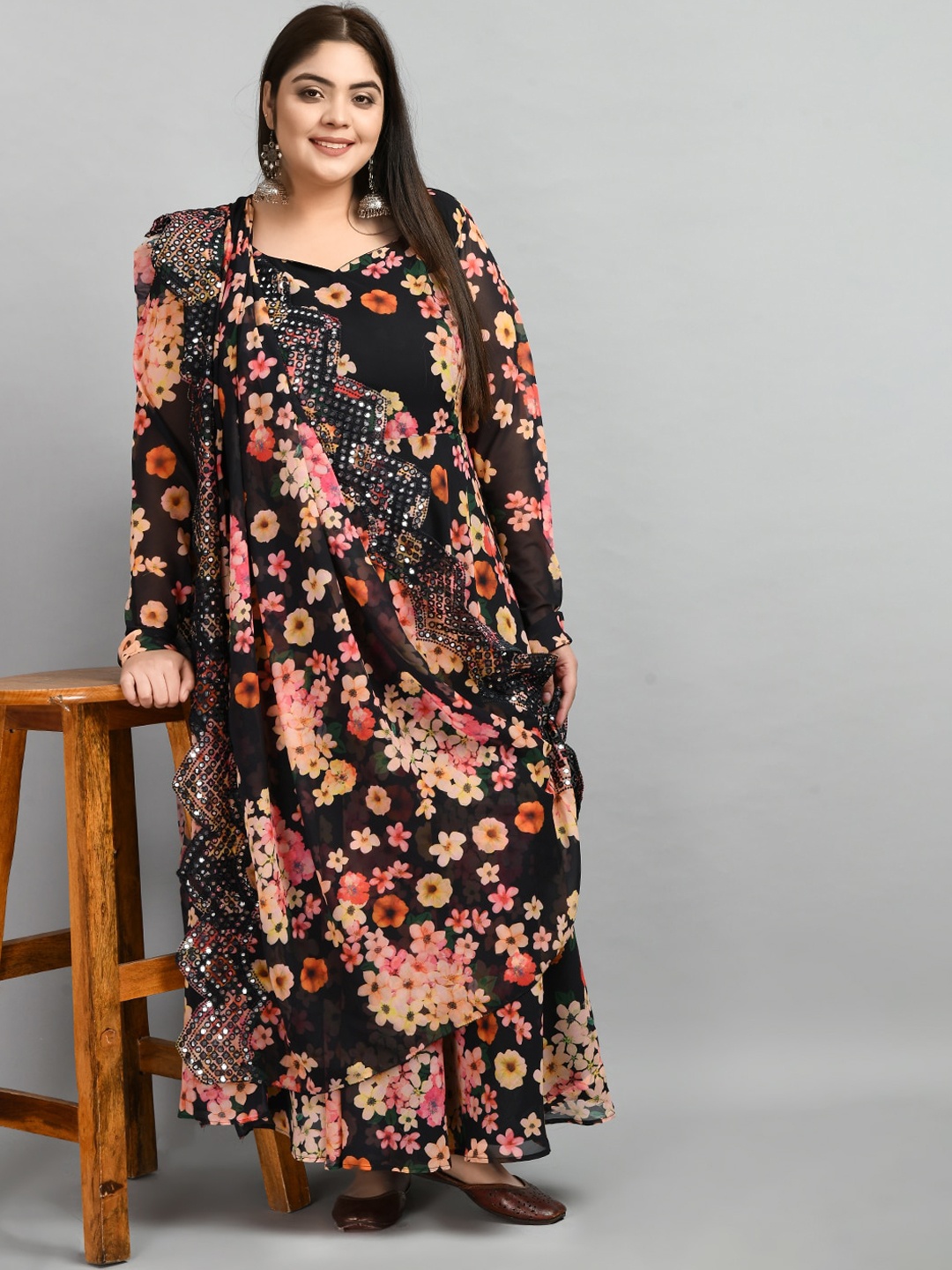 

PrettyPlus by Desinoor com Plus Size Floral Printed Mirror Work Georgette Kurta, Black