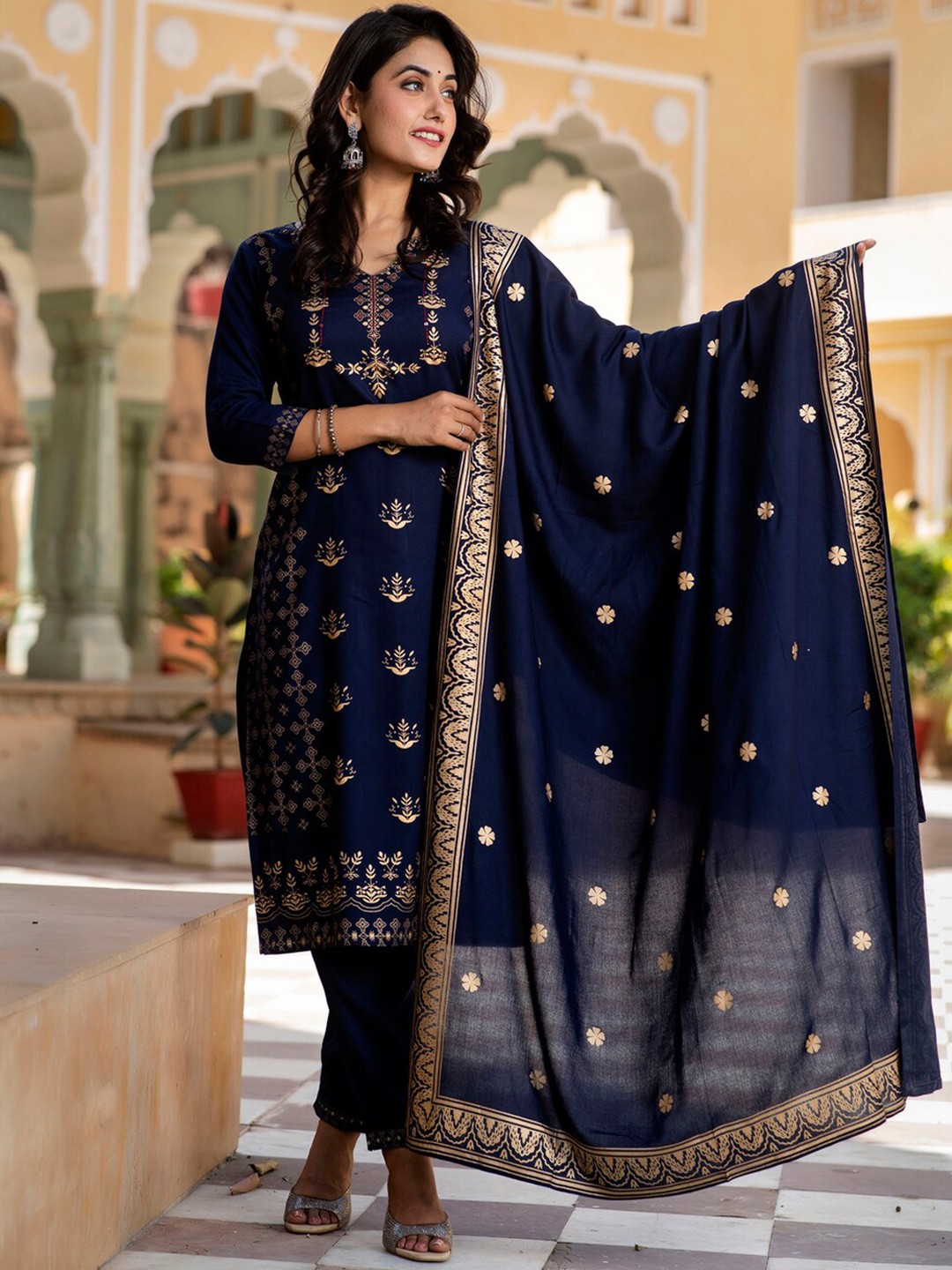 

Kurtipedia Floral Printed Notched Neck Kurta & Trousers With Dupatta, Navy blue