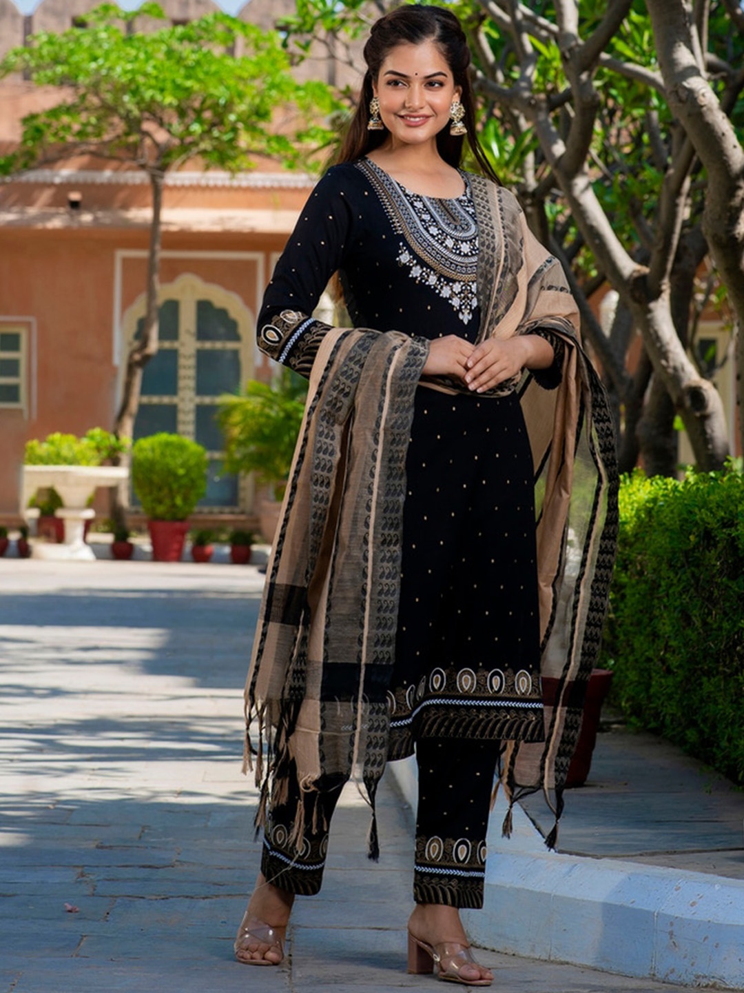 

Kurtipedia Floral Printed Yoke or Border Kurta & Trousers With Dupatta, Black