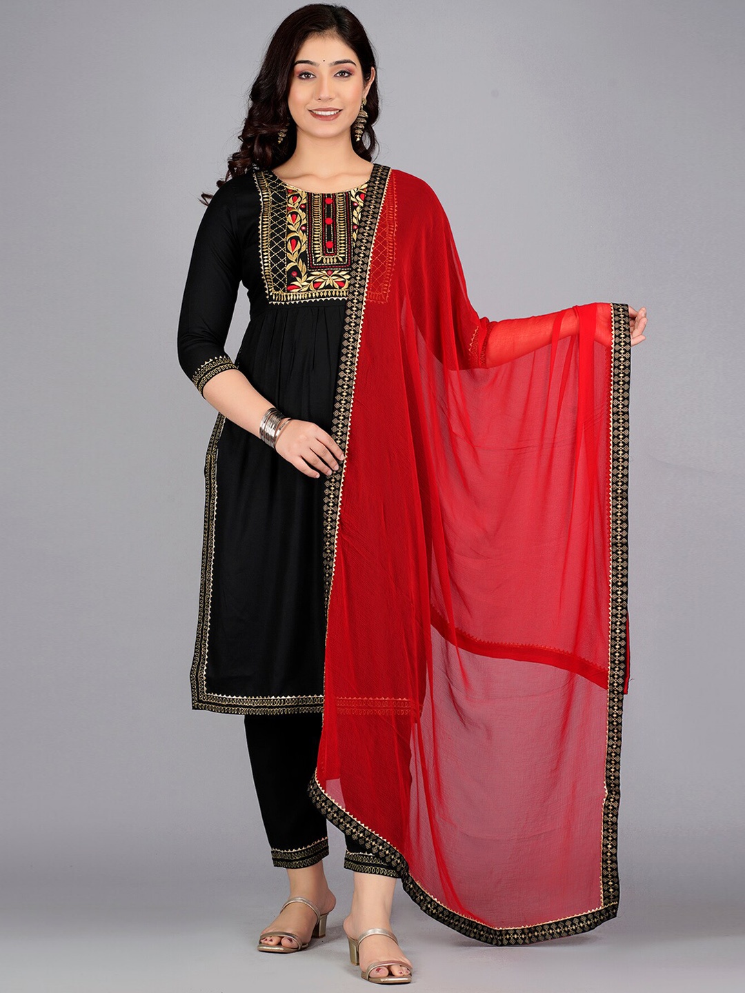 

Kurtipedia Ethnic Motifs Embroidered Kurta With Trousers & Dupatta, Black