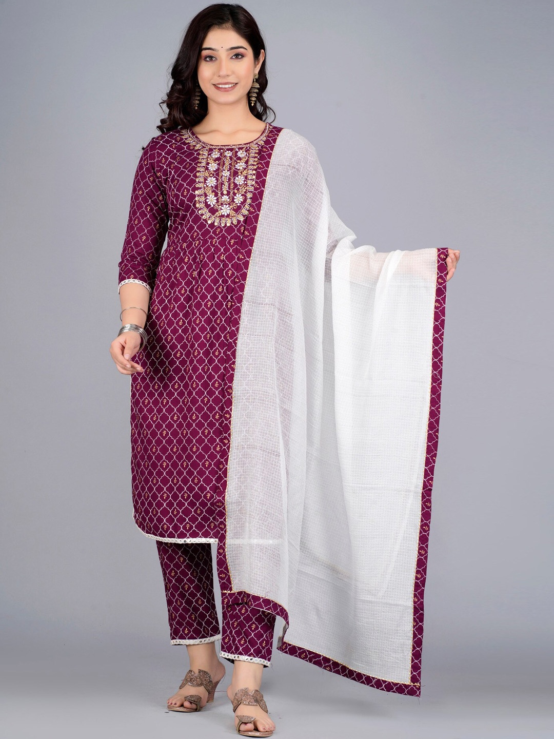 

Kurtipedia Floral Printed Kurta with Trousers & With Dupatta, Burgundy