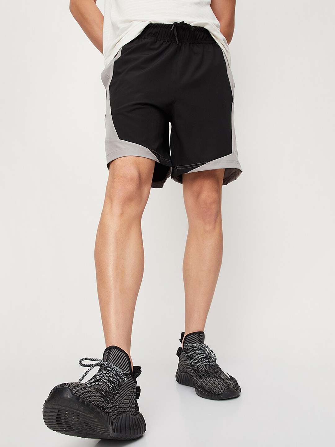 

max Men Colourblocked Regular Fit Sports Shorts, Black