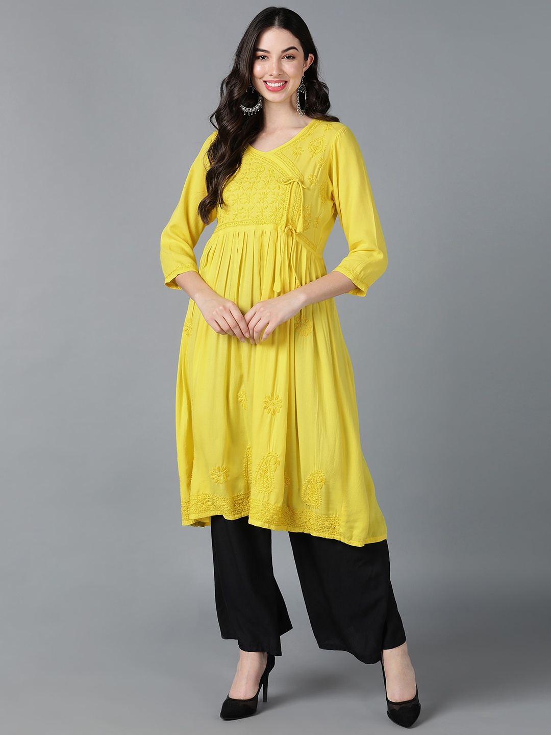 

VAHSON Chikankari Angrakha Kurta, Yellow