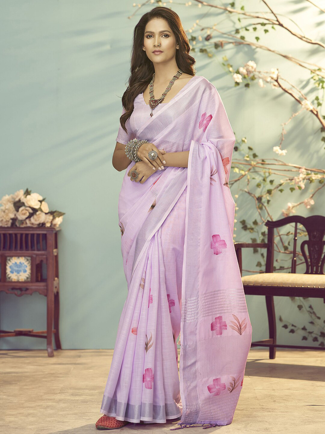 

Satrani Floral Printed Linen Blend Zari Saree With Tassle, Lavender