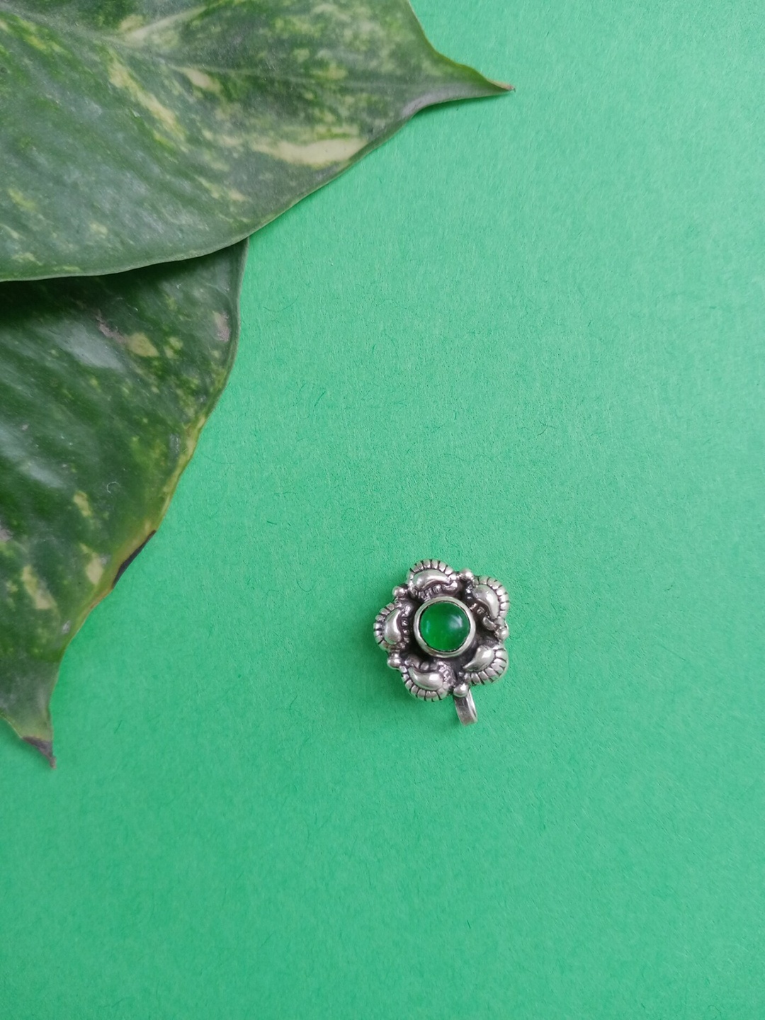 

FIROZA Silver Stone-Studded Clip-On Oxidised Nose Pin