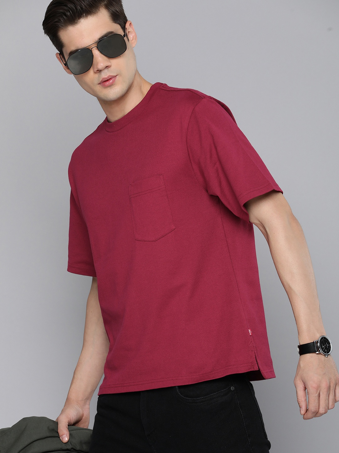 

Levis Men Drop-Shoulder Sleeves Pure Cotton T-shirt With Pocket Detailing, Maroon