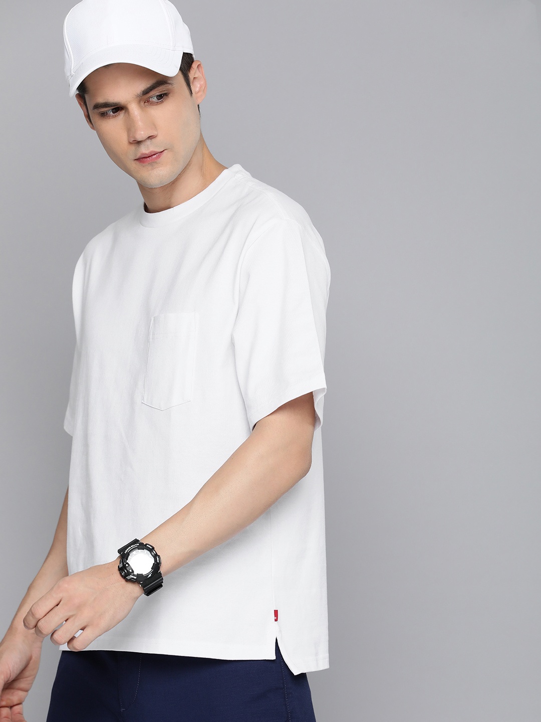 

Levis Men Solid Drop-Shoulder Sleeves Pure Cotton T-shirt With Pocket Detail, White