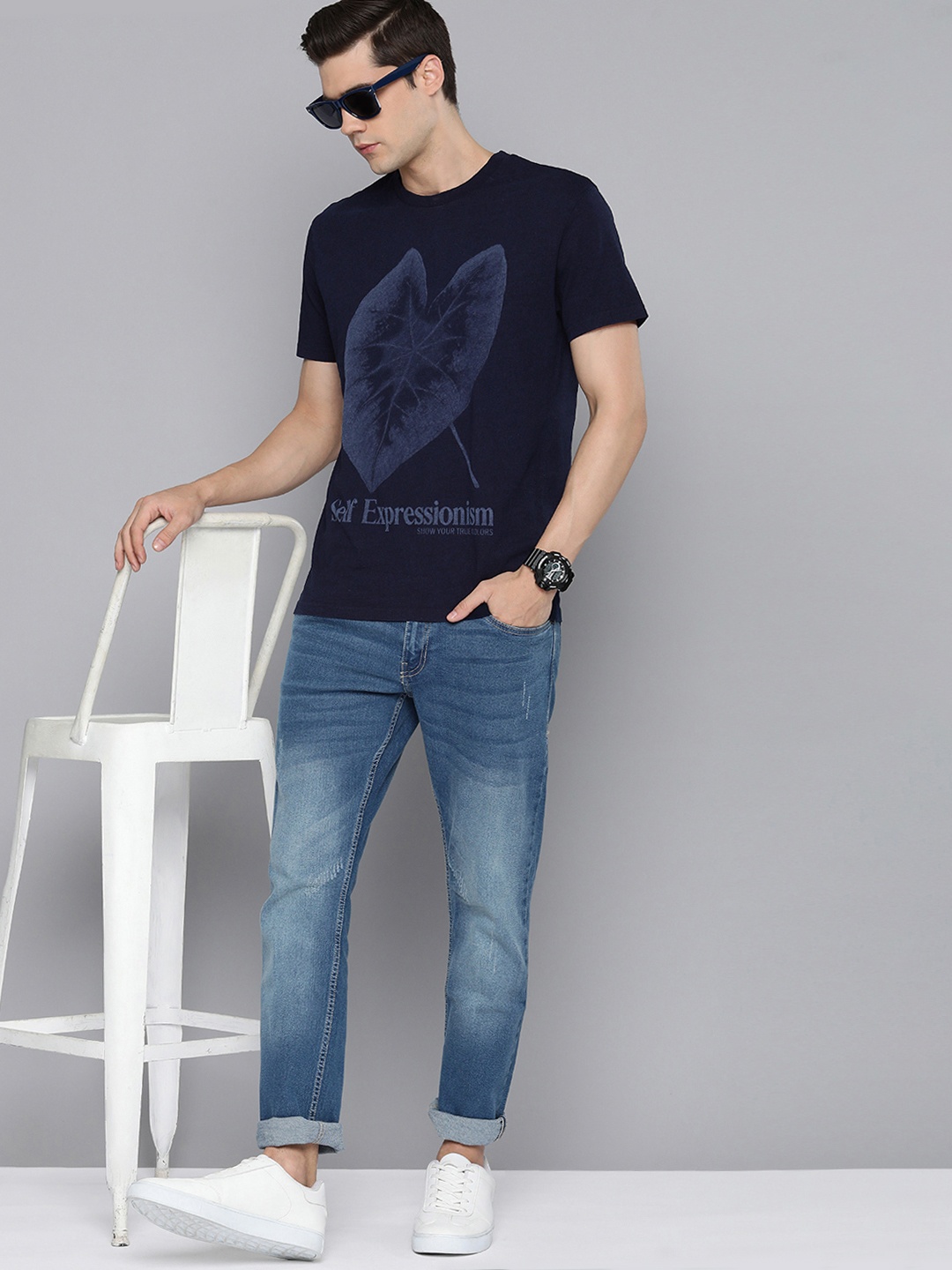 

Levis Men Pure Cotton Graphic Printed Round Neck T-shirt, Navy blue