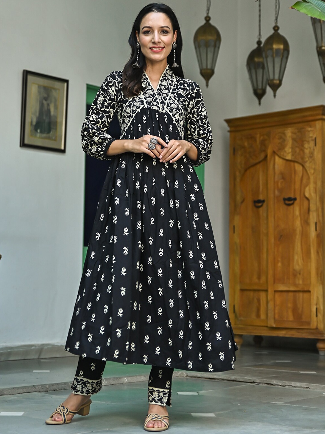 

Rustorange Gathered Floral Printed Anarakli Kurta with Trousers, Black