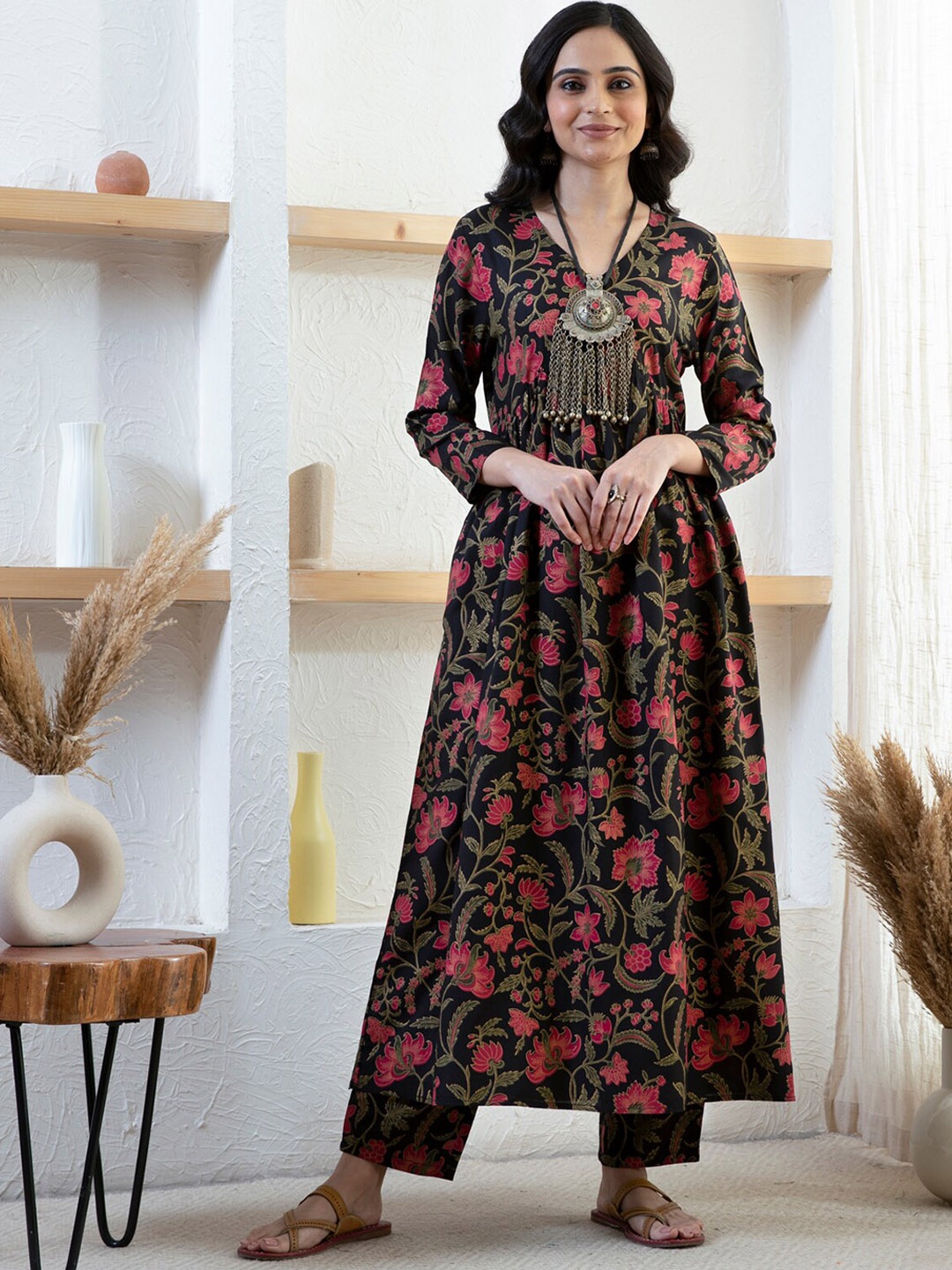 

Rustorange Gathered Floral Printed Anarakli Kurta with Trousers, Black