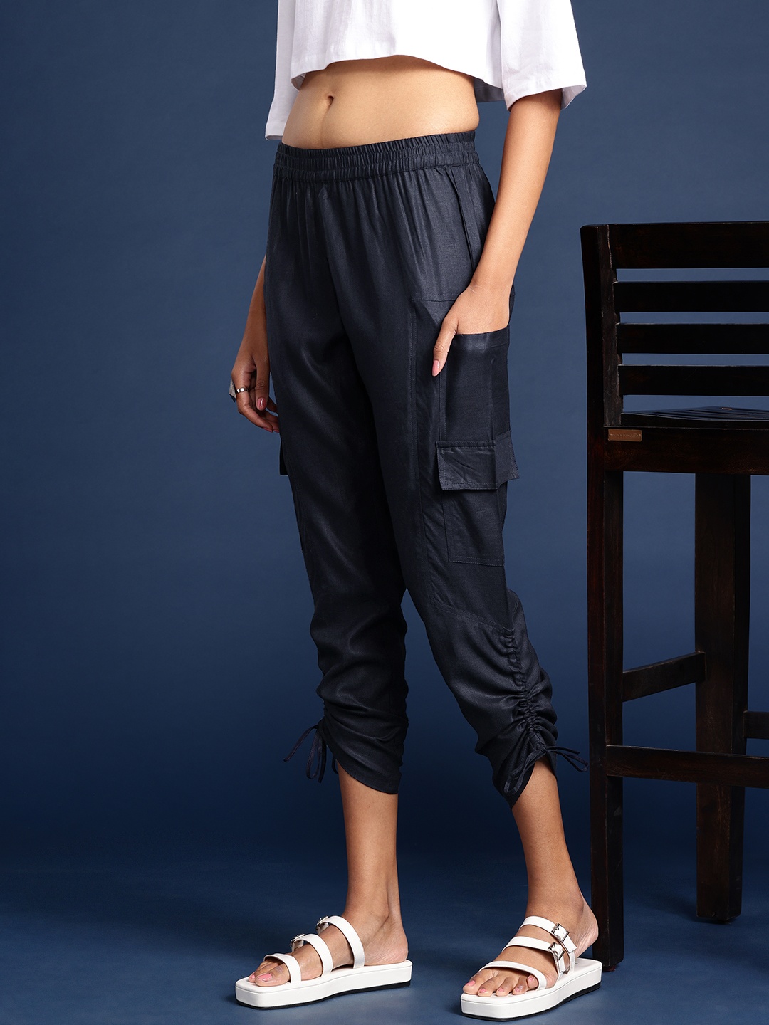 

Taavi Woven Legacy Mid-Rise Three-Fourth Length Regular Trousers, Navy blue