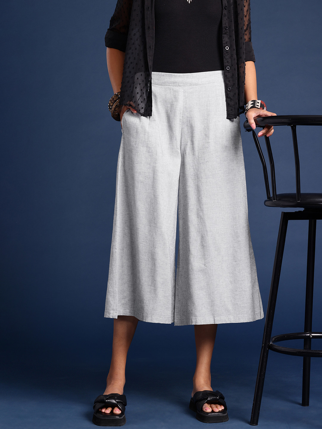 

Taavi Woven Legacy Mid-Rise Three-Fourth Length Pleated Parallel Trousers, Grey