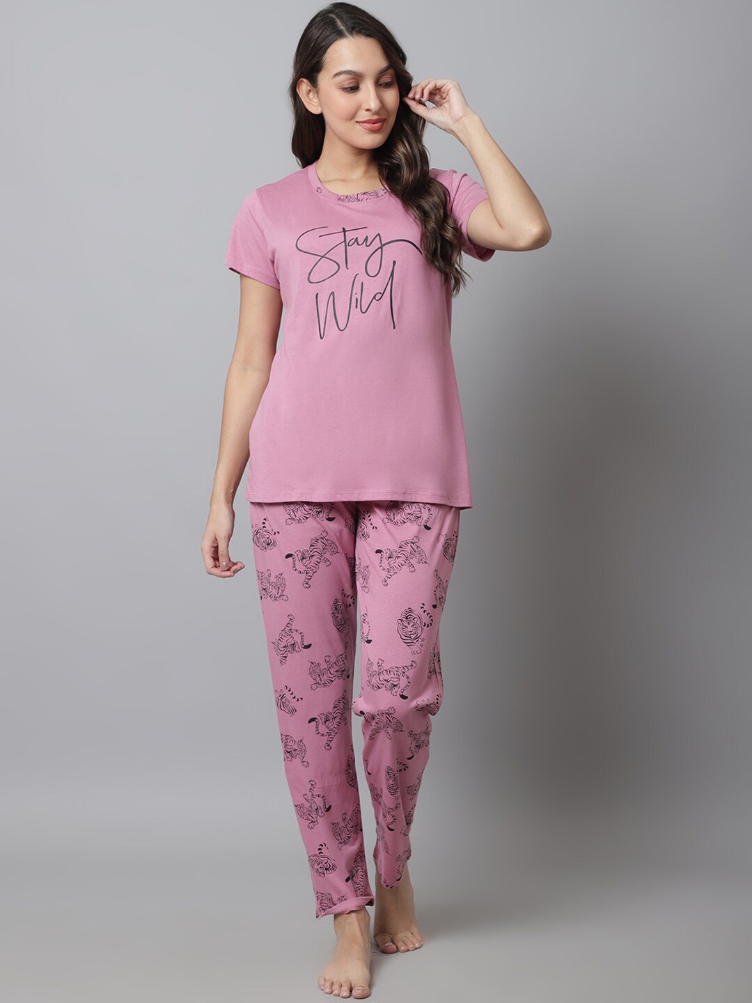 

Kanvin Typography Printed Night Suit, Pink