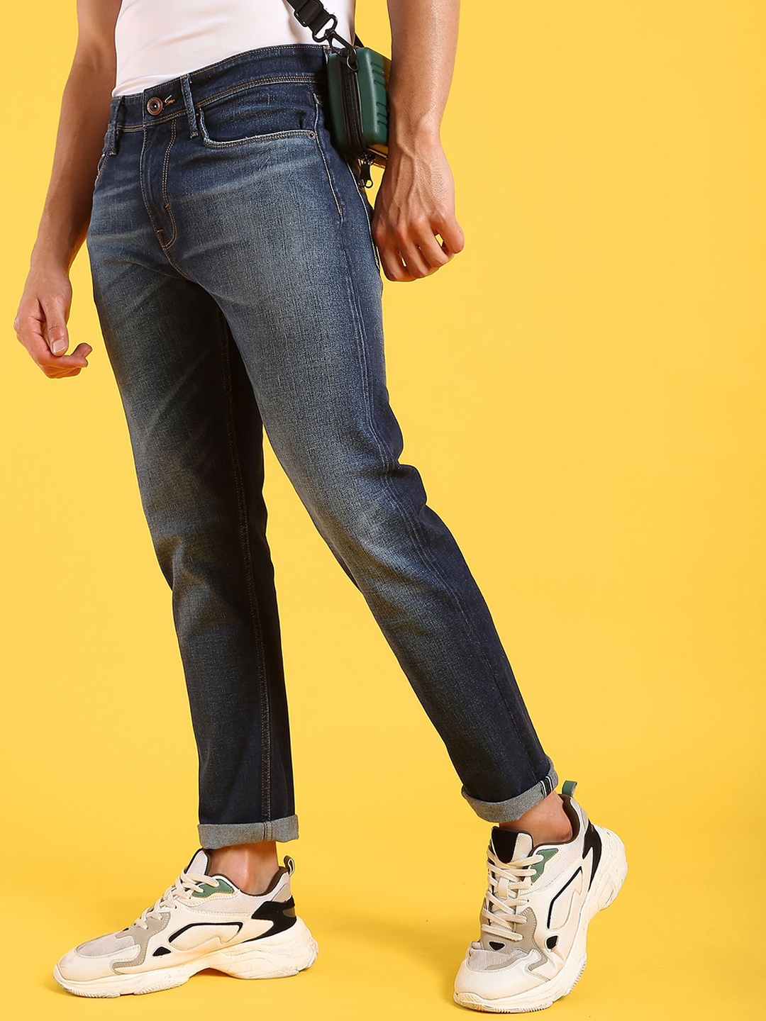 

Flying Machine Mid Rise Earth Mint Slash Fit Selvage Jeans, Blue