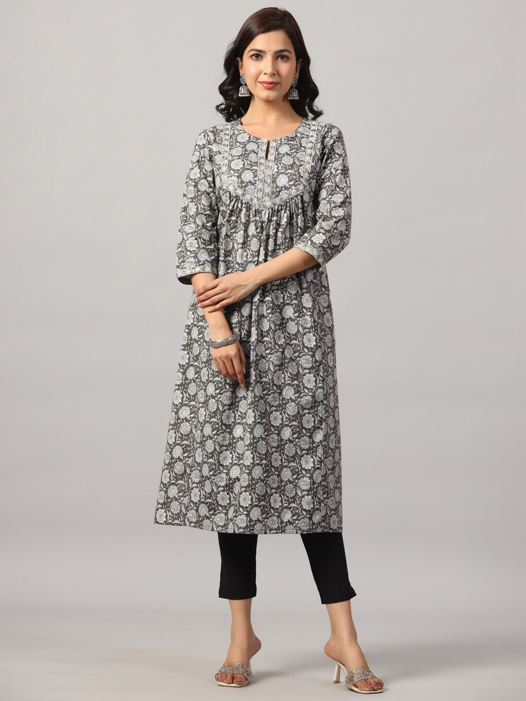 

Do Dhaage Round Neck Floral Printed Cotton Kurta, Black