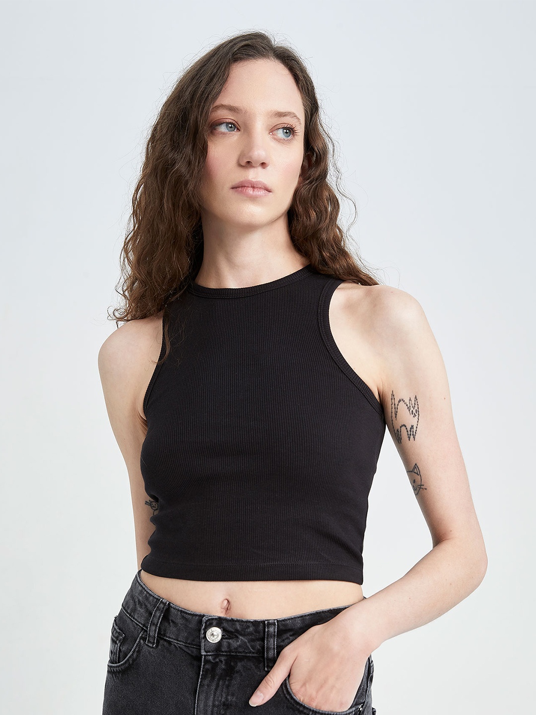 

DeFacto Round Neck Sleeveless Fitted Crop Top, Black