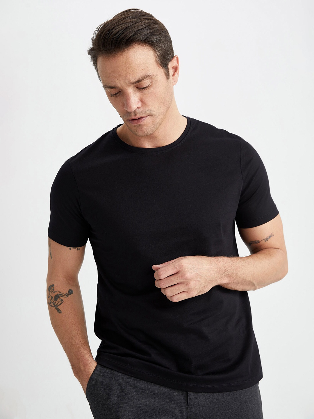 

DeFacto Men Round Neck Short Sleeve Pure Cotton T-shirt, Black