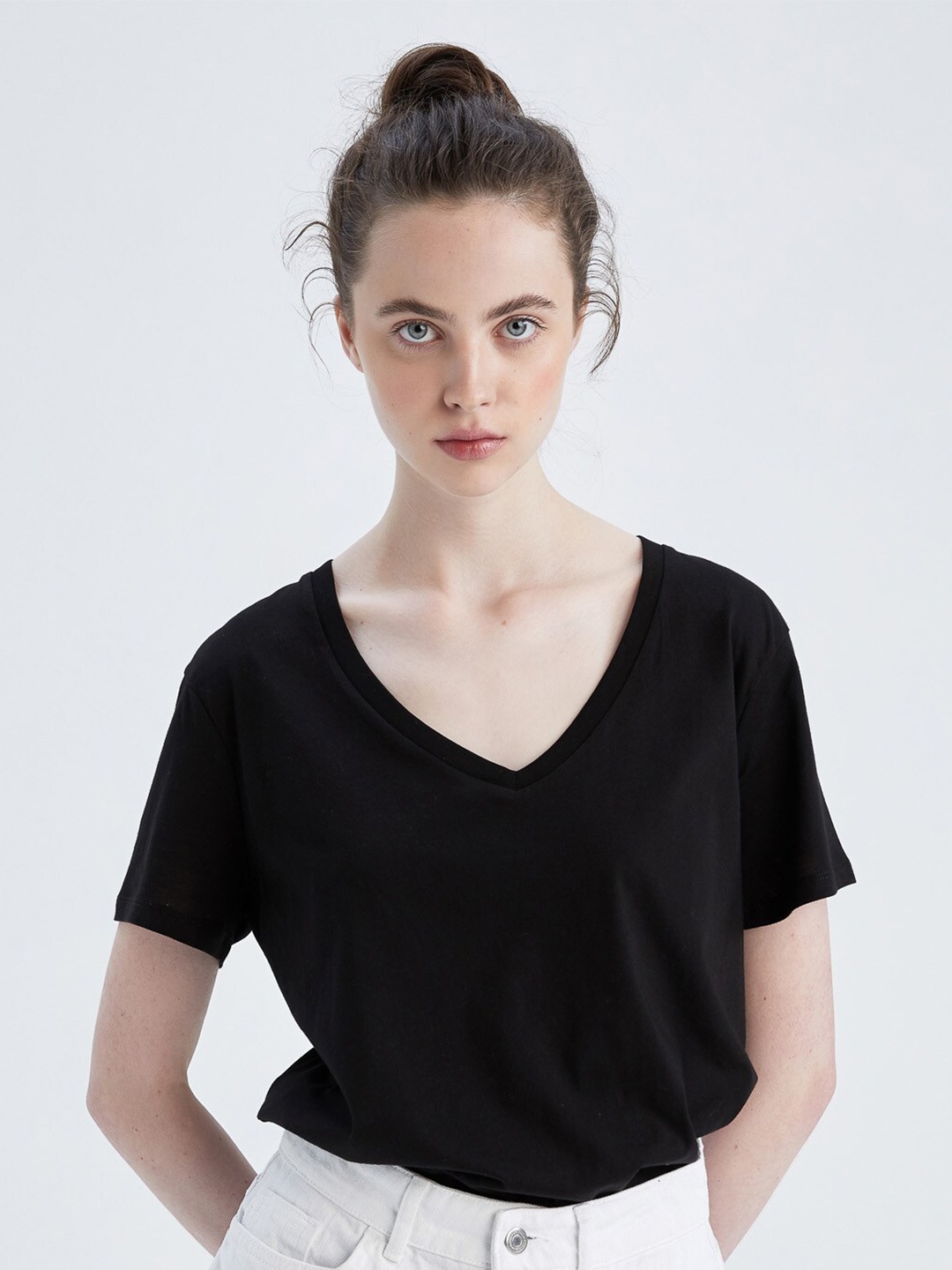 

DeFacto V-Neck Drop Shoulder Pure Cotton T-shirt, Black
